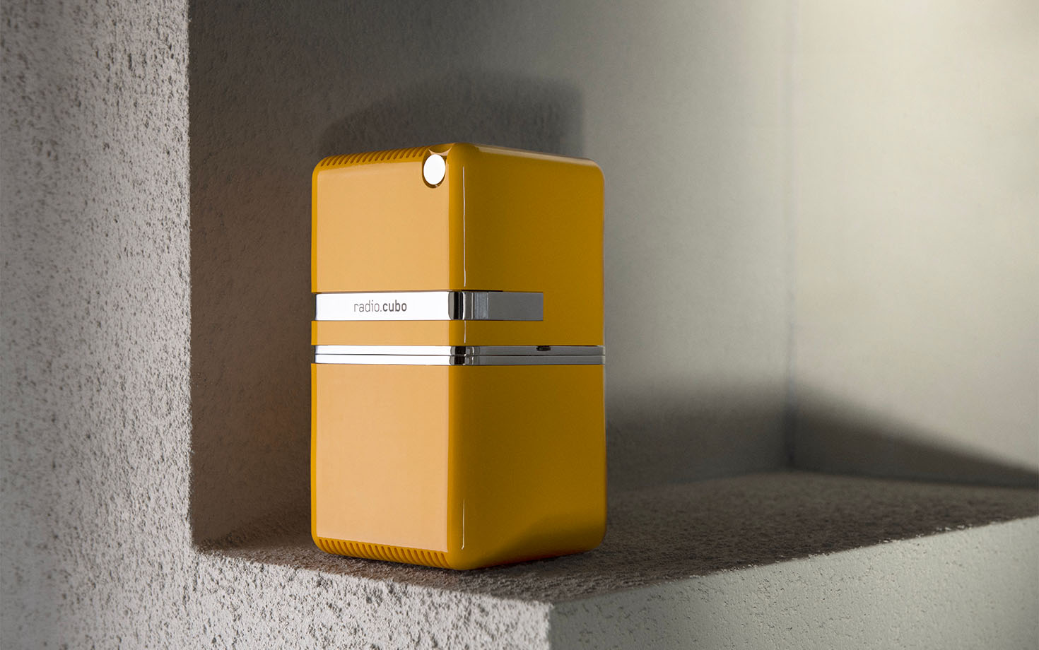 radio cubo giallo ambientate1