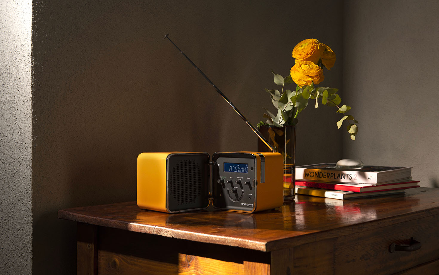 radio cubo giallo ambientate2