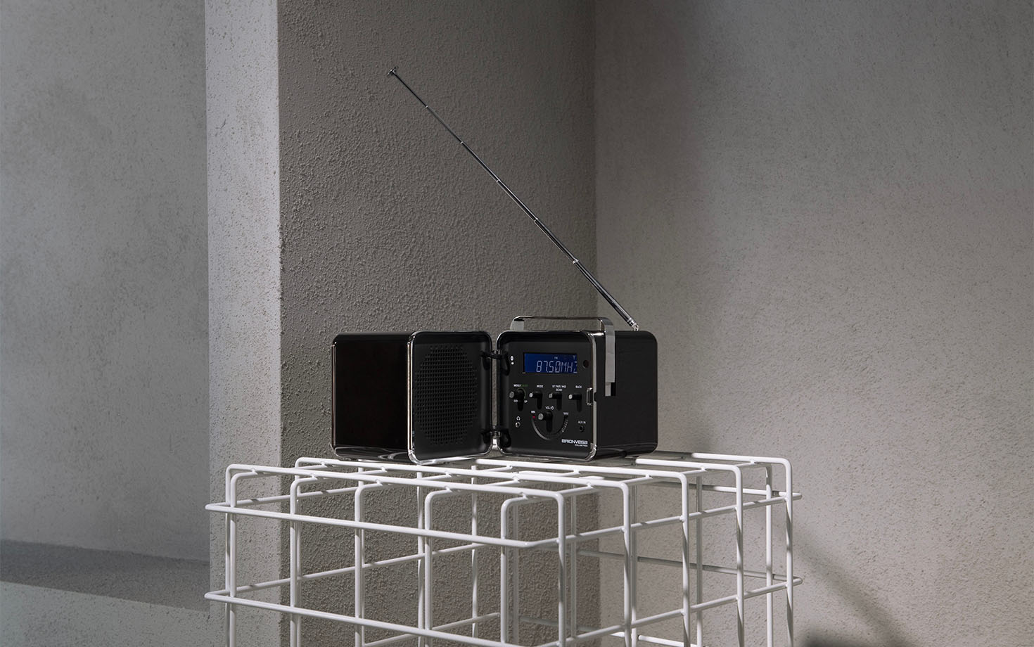 radio cubo nera ambientate1