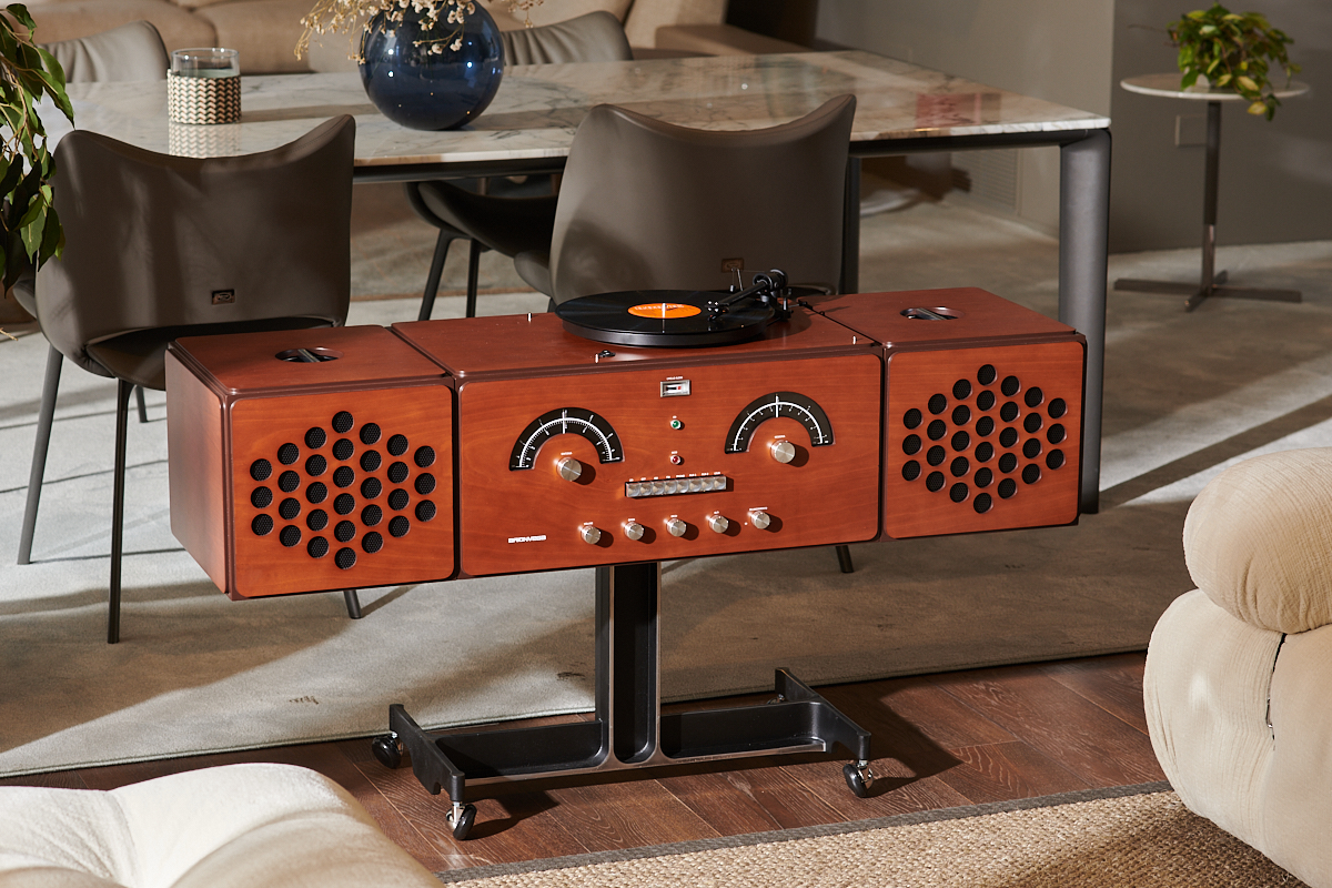 Brionvega의 밀라노 디자인 위크 "coloured"