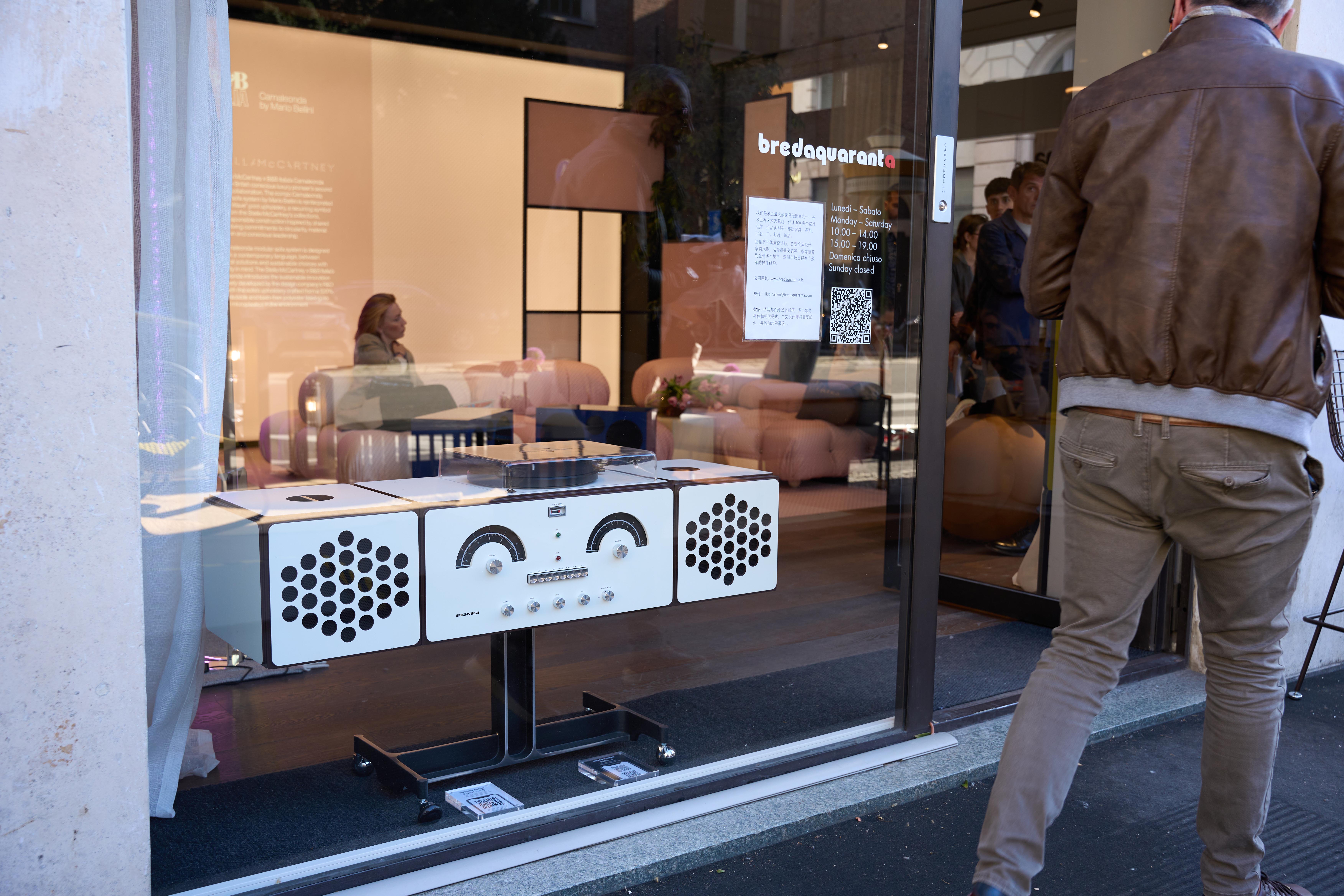 Brionvega의 밀라노 디자인 위크 "coloured"