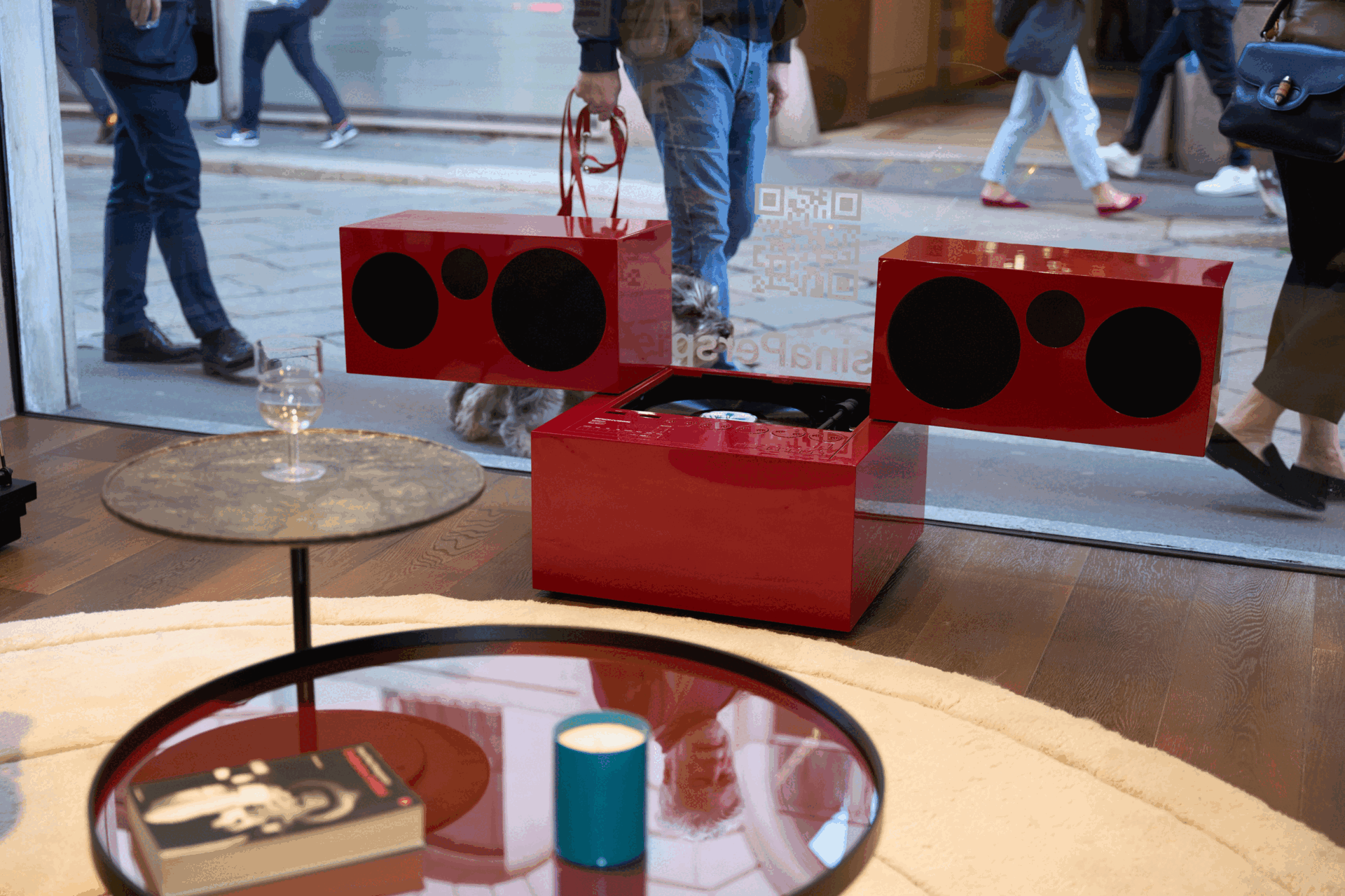 Brionvega의 밀라노 디자인 위크 "coloured"