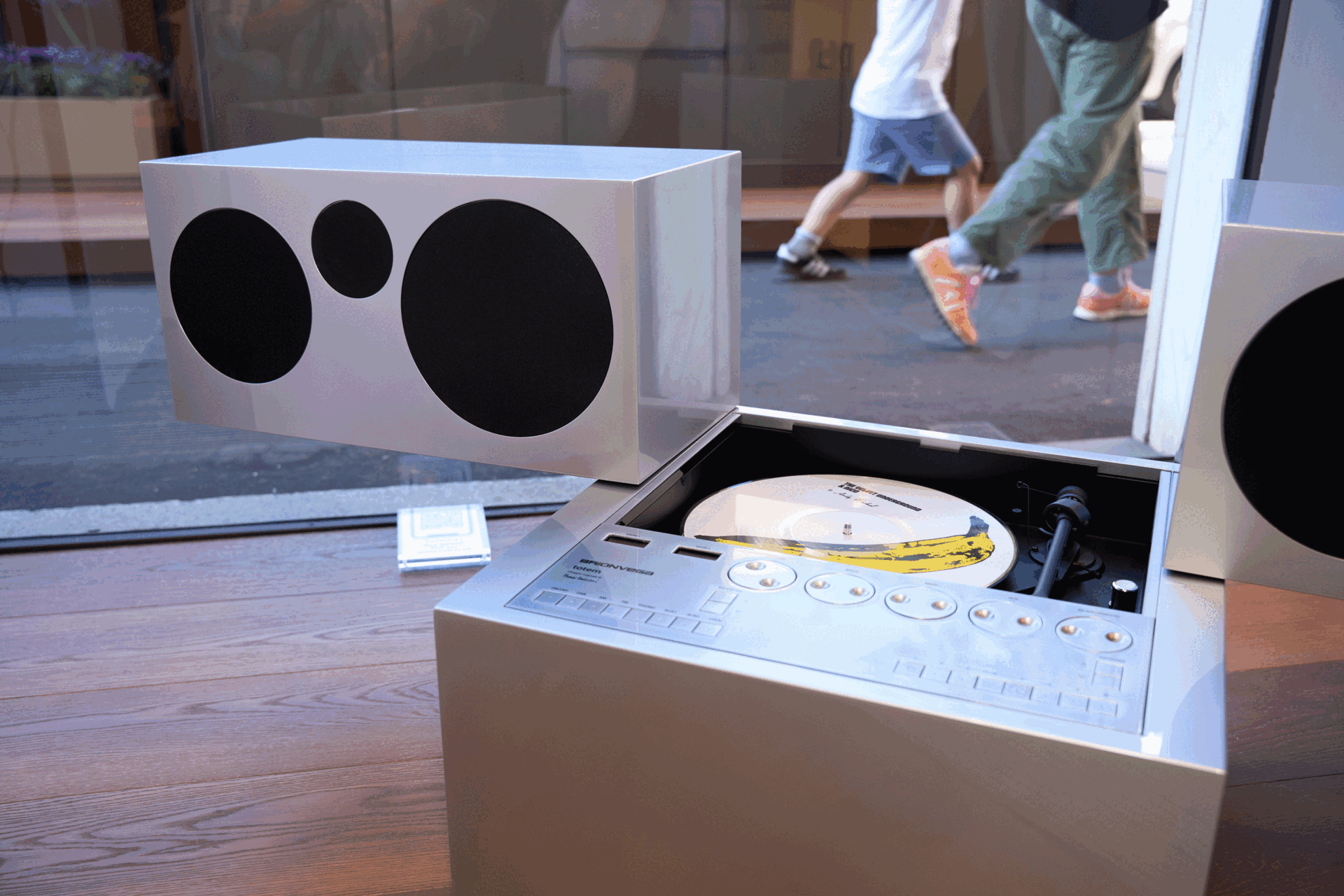 Brionvega의 밀라노 디자인 위크 "coloured"