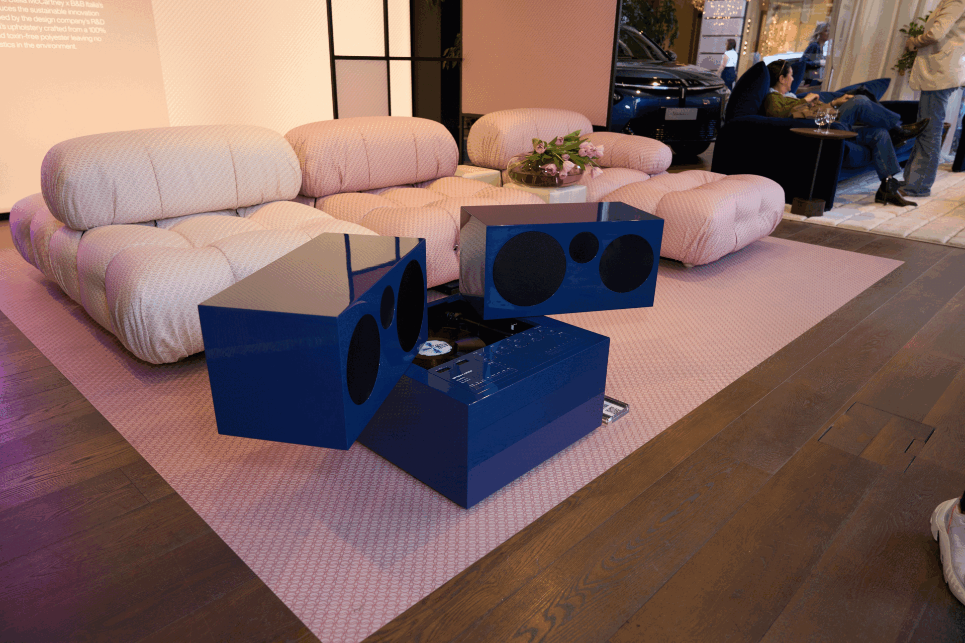 Brionvega의 밀라노 디자인 위크 "coloured"