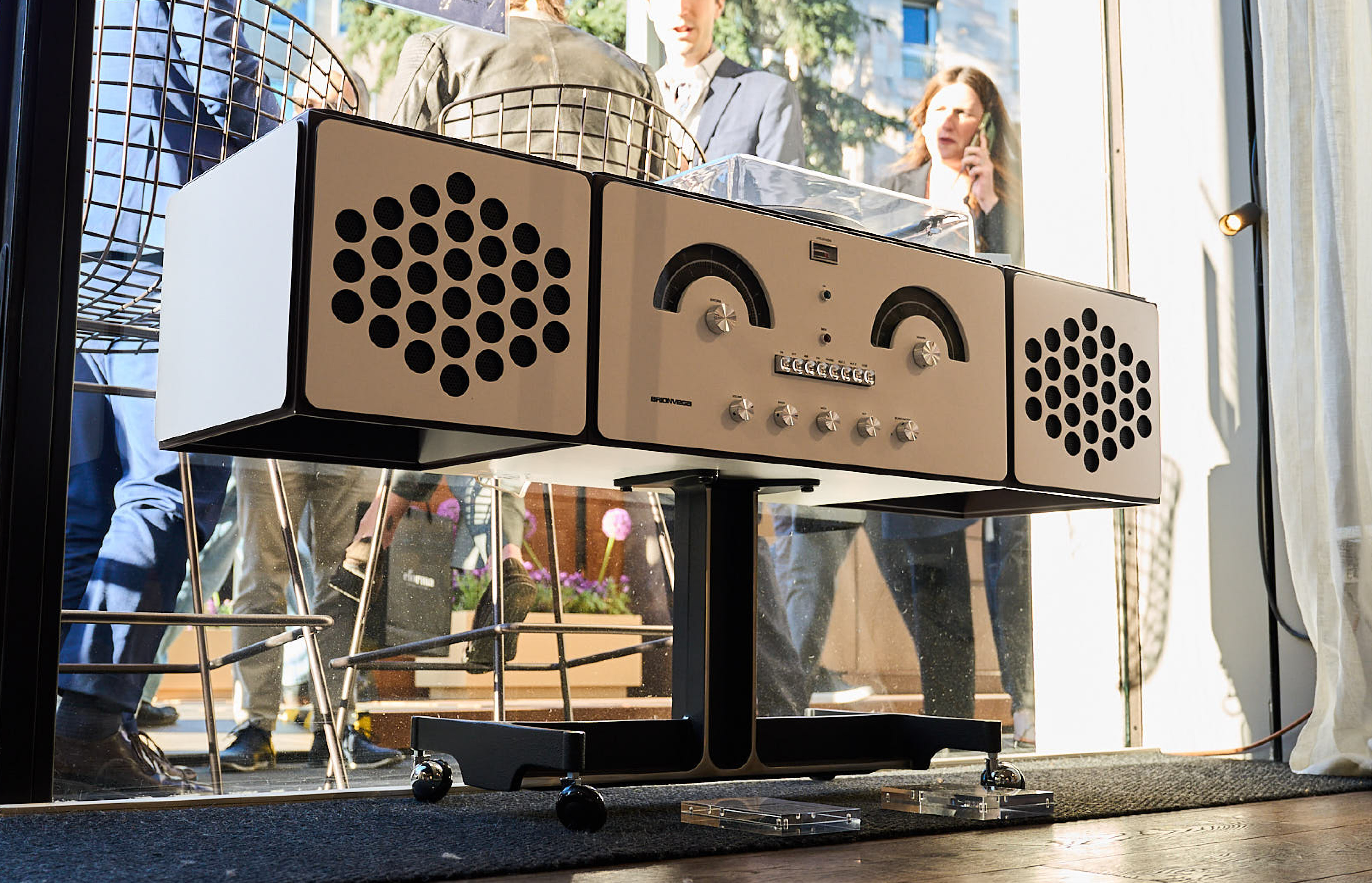 タイムレスなデザイン：Brionvegaのアートプロダクトがミラノデザインウィーク2025に登場